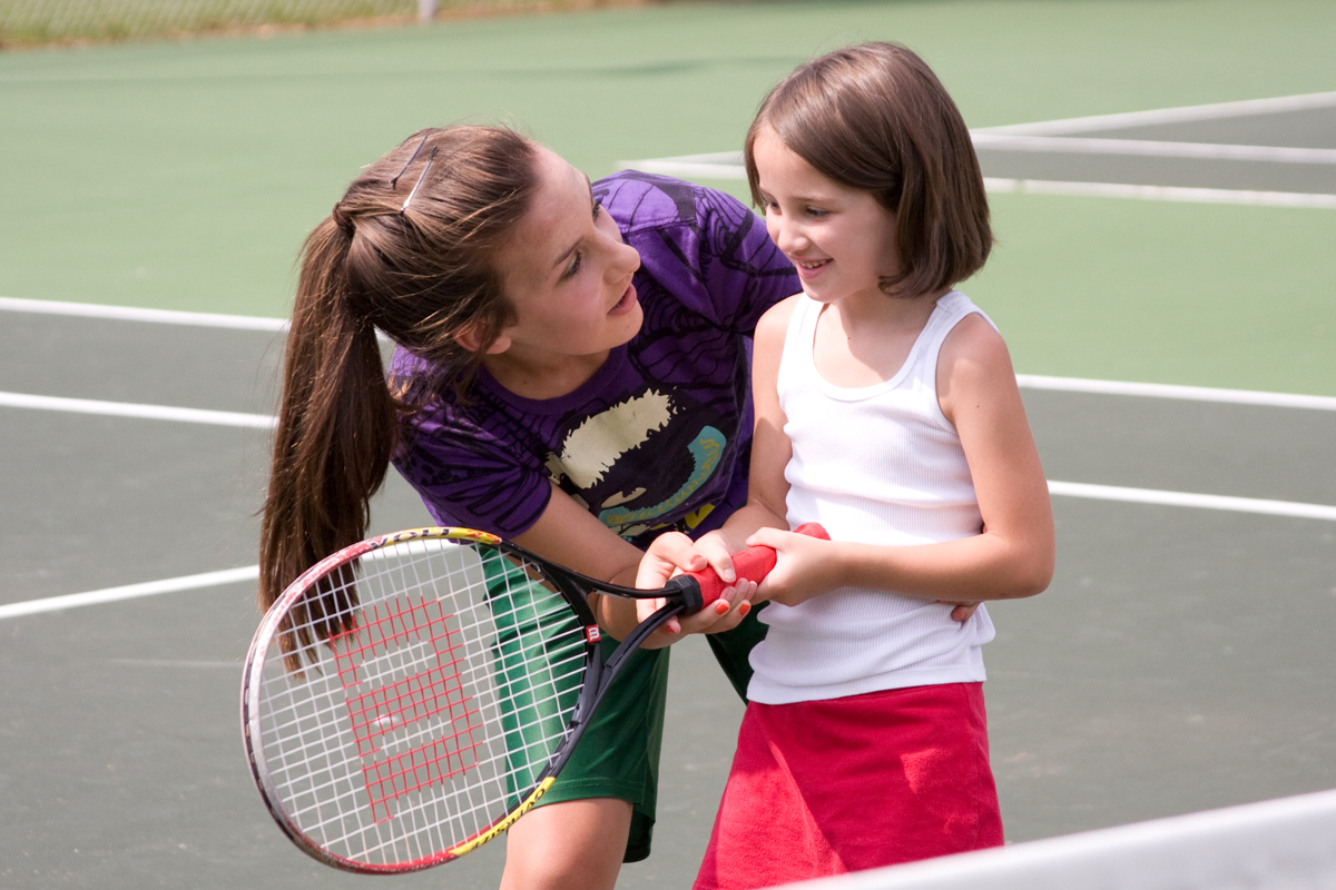 Why Private Tennis Lessons Are Better Than Clinics for Youth Players